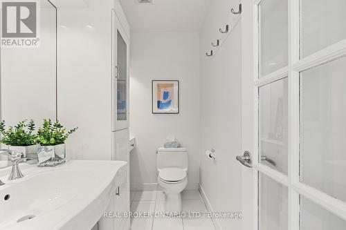 626 Adelaide Street W, Toronto, ON - Indoor Photo Showing Bathroom