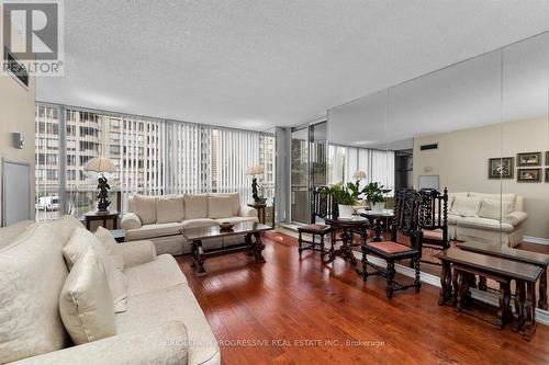 207 - 5785 Yonge Street, Toronto, ON - Indoor Photo Showing Living Room