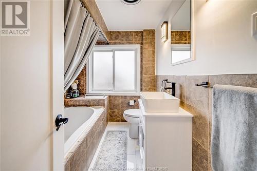 2419 Westminster, Windsor, ON - Indoor Photo Showing Bathroom