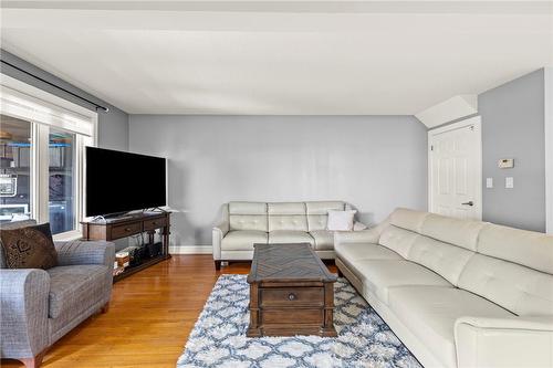 7720 Yvette Crescent, Niagara Falls, ON - Indoor Photo Showing Living Room