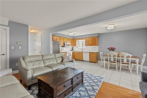 7720 Yvette Crescent, Niagara Falls, ON - Indoor Photo Showing Living Room