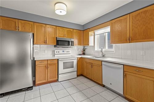 7720 Yvette Crescent, Niagara Falls, ON - Indoor Photo Showing Kitchen