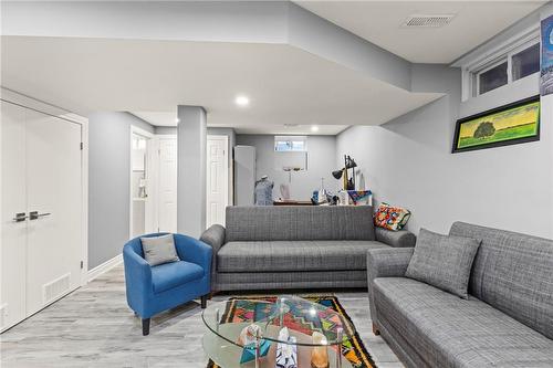 7720 Yvette Crescent, Niagara Falls, ON - Indoor Photo Showing Living Room