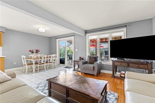 7720 Yvette Crescent, Niagara Falls, ON - Indoor Photo Showing Living Room