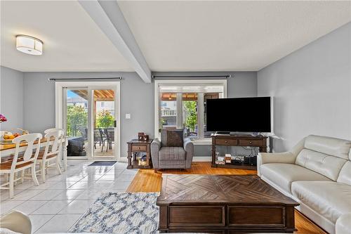 7720 Yvette Crescent, Niagara Falls, ON - Indoor Photo Showing Living Room