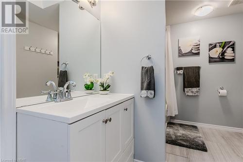 44 Warwick Court, Kitchener, ON - Indoor Photo Showing Bathroom