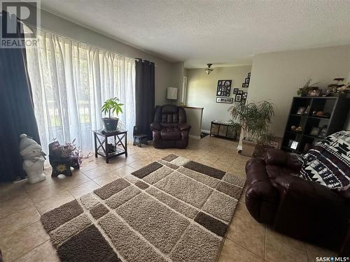 633 Mary Street, Canora, SK - Indoor Photo Showing Living Room