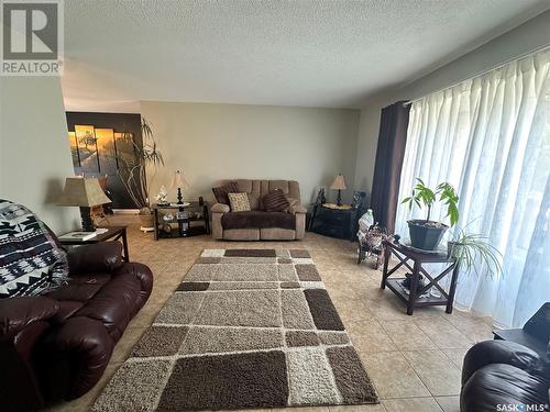 633 Mary Street, Canora, SK - Indoor Photo Showing Living Room