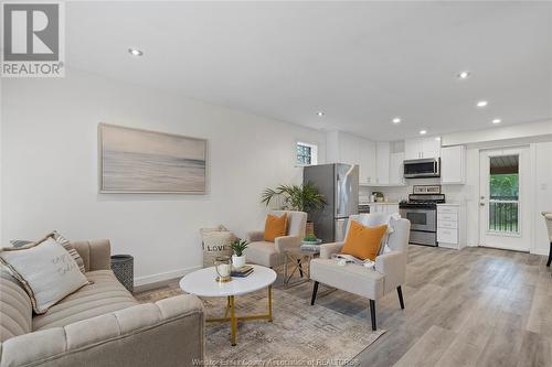 981 Parkview, Windsor, ON - Indoor Photo Showing Living Room