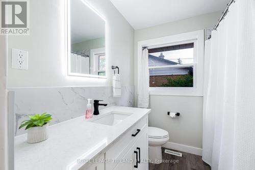 215 Buckingham Street, London, ON - Indoor Photo Showing Bathroom