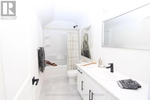 31 Christopher Court, London, ON - Indoor Photo Showing Bathroom