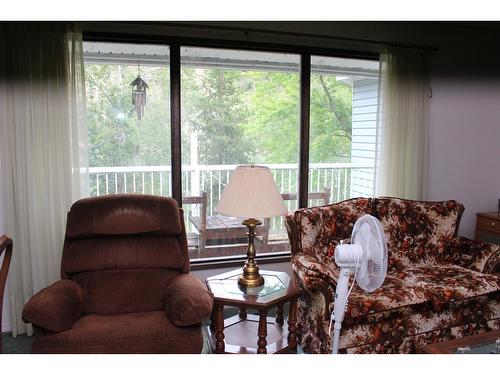 517 3Rd Avenue, Trail, BC - Indoor Photo Showing Living Room