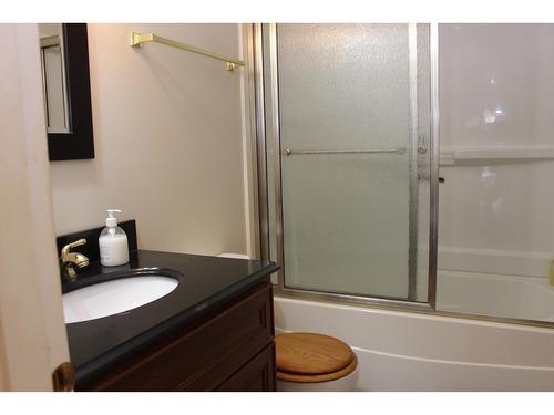 517 3Rd Avenue, Trail, BC - Indoor Photo Showing Bathroom