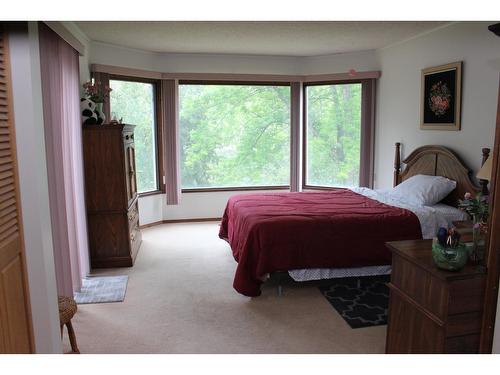 517 3Rd Avenue, Trail, BC - Indoor Photo Showing Bedroom