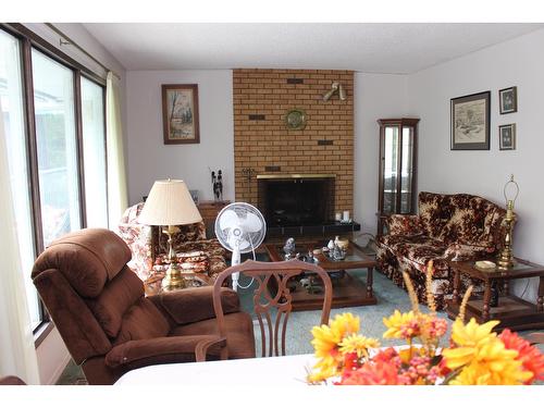 517 3Rd Avenue, Trail, BC - Indoor Photo Showing Living Room