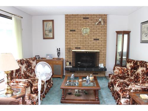 517 3Rd Avenue, Trail, BC - Indoor Photo Showing Living Room