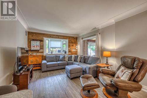 595 Dufferin Avenue, London, ON - Indoor Photo Showing Living Room