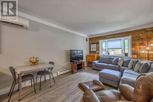 595 Dufferin Avenue, London, ON - Indoor Photo Showing Living Room