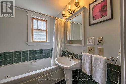 595 Dufferin Avenue, London, ON - Indoor Photo Showing Bathroom