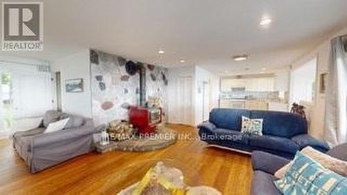 473 Duclos Point Road, Georgina (Virginia), ON - Indoor Photo Showing Living Room