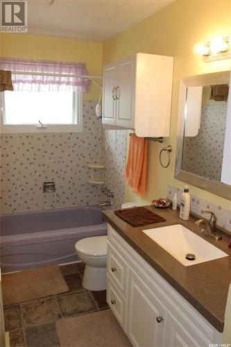 114-116 1St Street E, Climax, SK - Indoor Photo Showing Bathroom