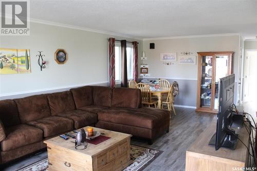 114-116 1St Street E, Climax, SK - Indoor Photo Showing Living Room