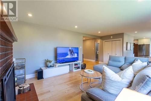 212 Grandview Road, Ottawa, ON - Indoor Photo Showing Living Room