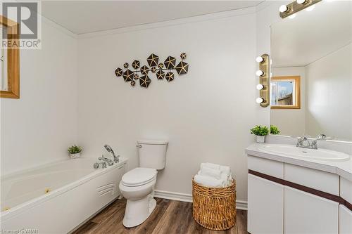 402170 County Rd 15, Grand Valley, ON - Indoor Photo Showing Bathroom