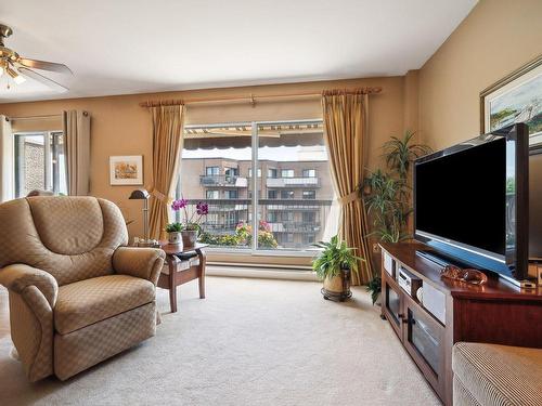 Living room - 601-1605 Av. Victoria, Saint-Lambert, QC - Indoor Photo Showing Living Room