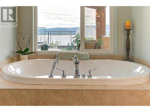 683 Westside Road S, West Kelowna, BC - Indoor Photo Showing Bathroom