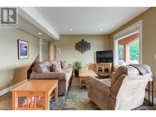 683 Westside Road S, West Kelowna, BC - Indoor Photo Showing Living Room