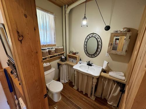 6450 27Th Street, Grand Forks, BC - Indoor Photo Showing Bathroom