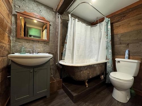 6450 27Th Street, Grand Forks, BC - Indoor Photo Showing Bathroom