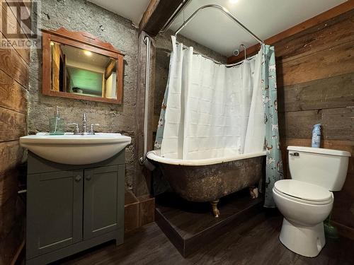 6450 27Th Street, Grand Forks, BC - Indoor Photo Showing Bathroom