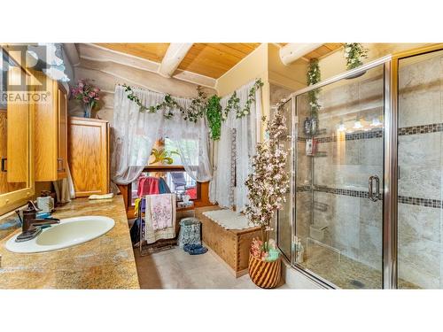 1958 Rykerts Road, Lister, BC - Indoor Photo Showing Bathroom