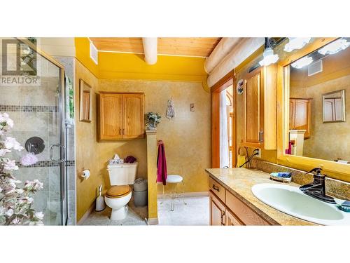 1958 Rykerts Road, Lister, BC - Indoor Photo Showing Bathroom