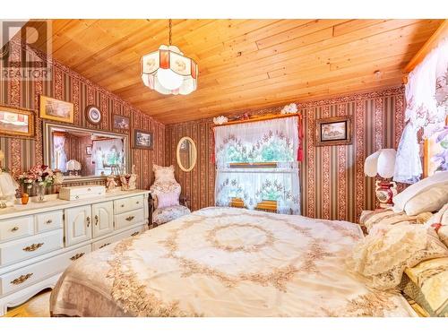 1958 Rykerts Road, Lister, BC - Indoor Photo Showing Bedroom