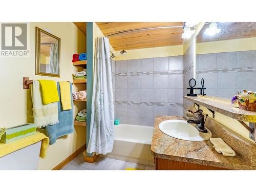 1958 Rykerts Road, Lister, BC - Indoor Photo Showing Bathroom