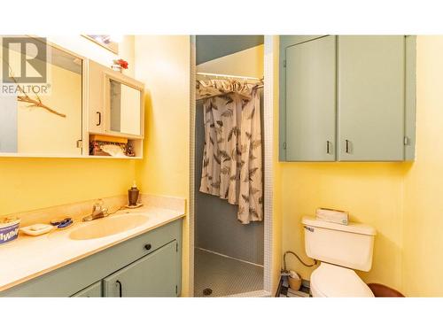 1958 Rykerts Road, Lister, BC - Indoor Photo Showing Bathroom