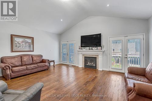 4845 John Street, Lincoln, ON - Indoor Photo Showing Living Room With Fireplace
