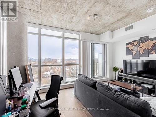 1510 - 20 Minowan Miikan Lane, Toronto, ON - Indoor Photo Showing Living Room