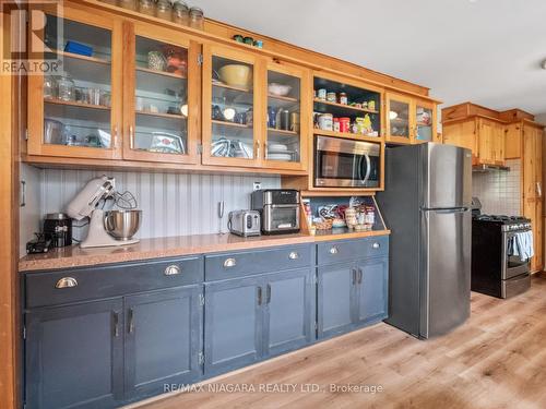 962 Parkdale Avenue, Fort Erie, ON - Indoor Photo Showing Kitchen
