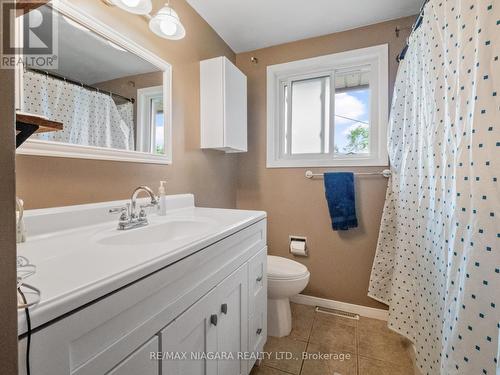 962 Parkdale Avenue, Fort Erie, ON - Indoor Photo Showing Bathroom