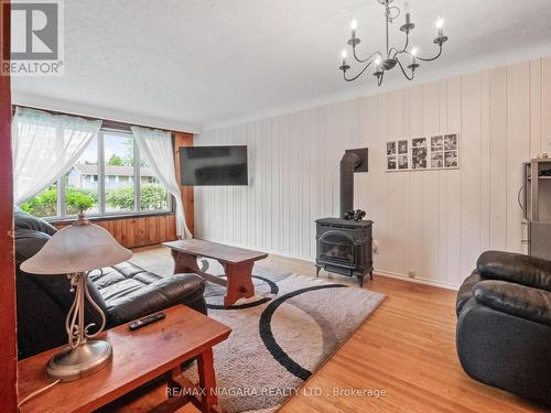 962 Parkdale Avenue, Fort Erie, ON - Indoor Photo Showing Living Room With Fireplace