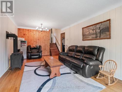 962 Parkdale Avenue, Fort Erie, ON - Indoor Photo Showing Living Room