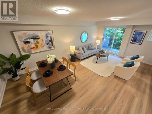 816 Grandview Way, Toronto, ON - Indoor Photo Showing Living Room