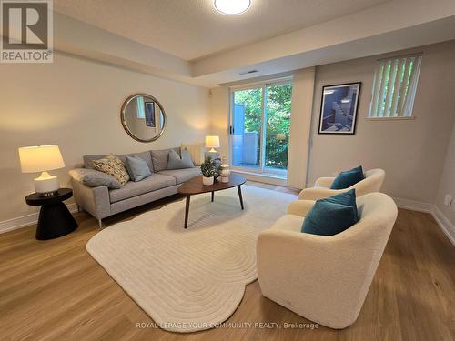 816 Grandview Way, Toronto, ON - Indoor Photo Showing Living Room