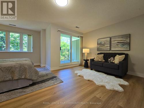 816 Grandview Way, Toronto, ON - Indoor Photo Showing Living Room