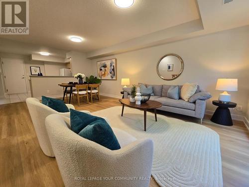 816 Grandview Way, Toronto, ON - Indoor Photo Showing Living Room