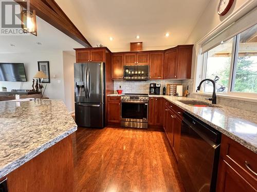 6284 Macabar Road, 100 Mile House, BC - Indoor Photo Showing Kitchen With Upgraded Kitchen